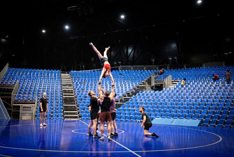 &copy; Reuters. Acrobatas do Cirque du Soleil treinam durante ensaio para estreia do espetáculo "Messi10", em Buenos Aires
29/09/2023 REUTERS/Mariana Nedelcu