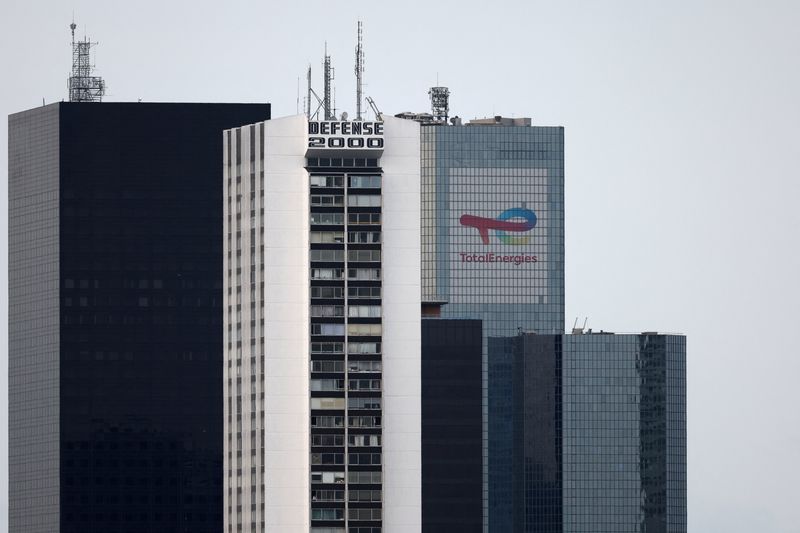 &copy; Reuters. Le logo de TotalEnergies au siège de la société dans le quartier d'affaires de La Défense. /Photo prise le 26 juin 2023/REUTERS/Stephanie Lecocq 