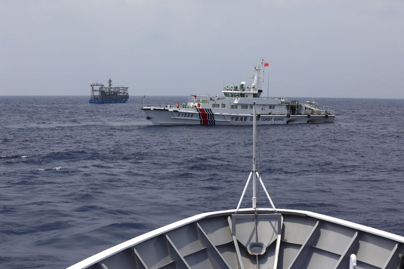 &copy; Reuters. Navio da guarda costeira chinesa é visto bloqueando direção de barco da guarda costeira das Filipinas no Mar do Sul da China
04/10/2023
REUTERS/Adrian Portugal