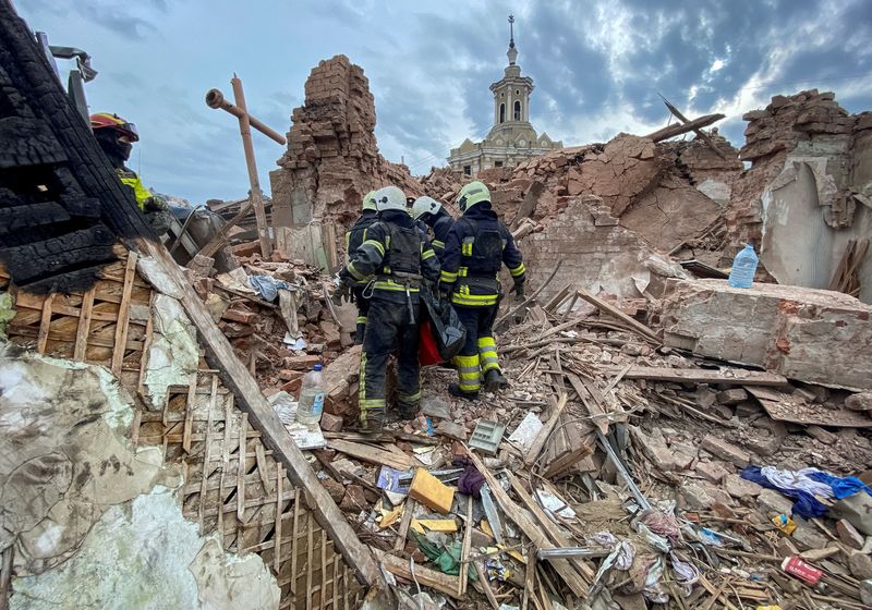 © Reuters. Rescues carry a bag with the body of 10-year-old boy Tymofii released from debris at a site of a residential building damaged by a Russian missile strike, amid Russia's attack on Ukraine, in Kharkiv, Ukraine October 6, 2023. REUTERS/Vitalii Hnidyi  