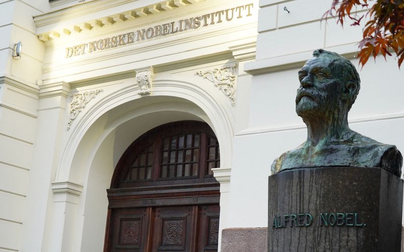 &copy; Reuters. Busto de Alfred Nobel do lado de fora do Instituto Nobel da Noruega, onde o prêmio Nobel da Paz é anunciado, em Oslo, Noruega.
06/10/2023
REUTERS/ Tom Little