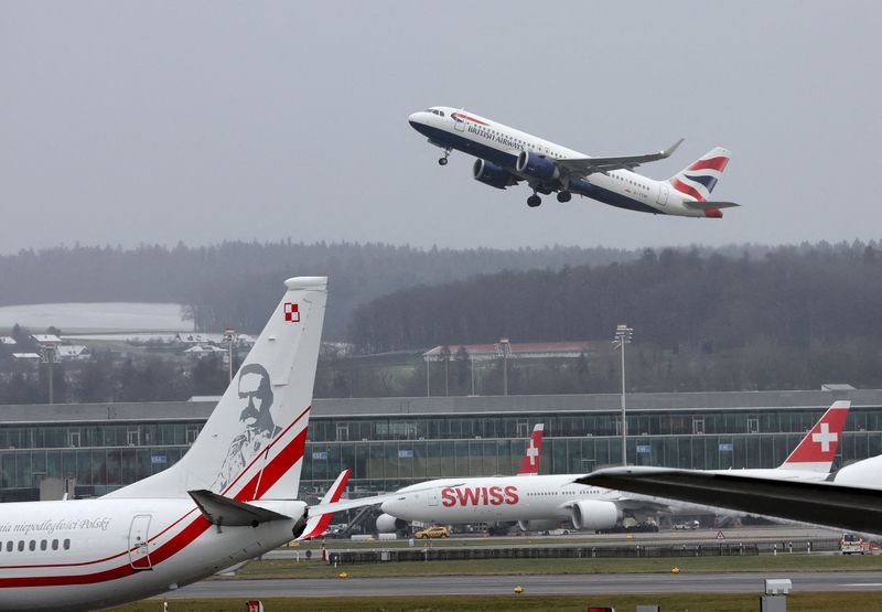 © Reuters. FILE PHOTO: An Airbus A320 aircraft of British Airways takes off at Zurich Airport near Ruemlang, Switzerland, January 18, 2023.  REUTERS/Denis Balibouse/File Photo