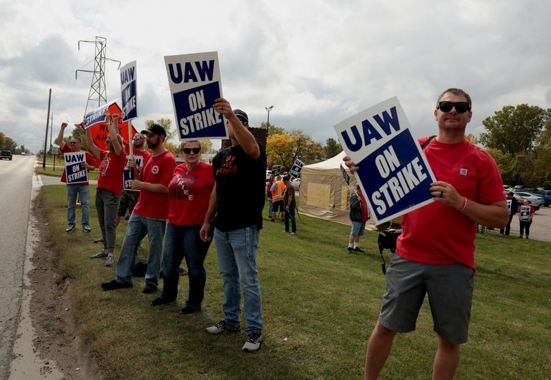&copy; Reuters. FILE PHOTO: Striking United Auto Workers members, from the General Motors Lansing Delta Plant, picket on a street corner in Delta Township, Michigan U.S.  September 29, 2023.   REUTERS/Rebecca Cook/File Photo