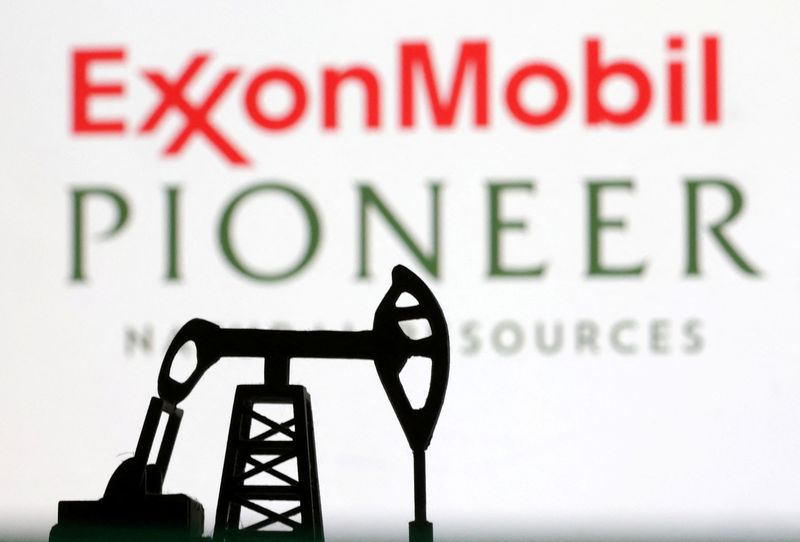 © Reuters. ExxonMobil and Pioneer Natural Resources logos are seen in this illustration taken, October 6, 2023. REUTERS/Dado Ruvic/Illustration