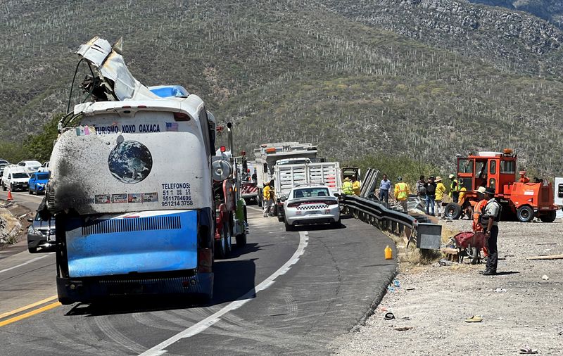 &copy; Reuters. A tow truck moves a bus, on the scene of a road accident, after a bus carrying dozens of mostly Venezuelan migrants crashed, which left some of the passengers dead and wounded others, on the highway near Tepelmeme Villa de Morelos, in the southern state o