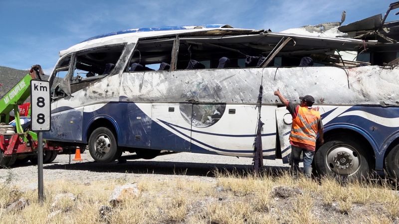 © Reuters. A tow truck moves a bus, on the scene of a road accident, after a bus carrying dozens of mostly Venezuelan migrants crashed, which left some of the passengers dead and wounded others, on the highway near Tepelmeme Villa de Morelos, in the southern state of Oaxaca, Mexico October 6, 2023. REUTERS/Jose de Jesus Cortes