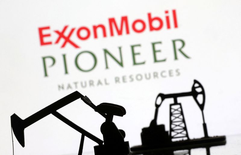 &copy; Reuters. FILE PHOTO: ExxonMobil and Pioneer Natural Resources logos are seen in this illustration taken, October 6, 2023. REUTERS/Dado Ruvic/Illustration/File Photo