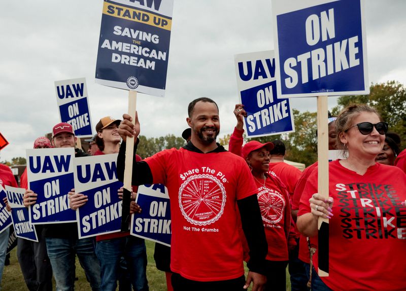 &copy; Reuters. 全米自動車労働組合（ＵＡＷ）は、米自動車大手ゼネラル・モーターズ（ＧＭ）との交渉が進展しているとして、米３大自動車メーカー（ビッグ３）に対するストライキの拡大を見送ると発