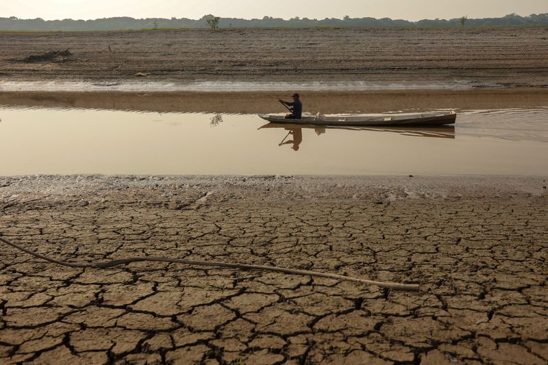 &copy; Reuters. Pessoa em barco no lago Puraquequara, que foi impactado pela seca, em Manaus, Brazil.
06/10/2023
REUTERS/Bruno Kelly