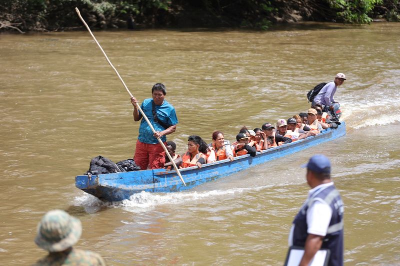 © Reuters. A boat arrives with migrants, during a visit of Panama President Laurentino Cortizo and his Costa Rica counterpart Rodrigo Chaves (not pictured) to Lajas Blancas, Darien province, Panama October 6, 2023. Sherly Tryhane/Panama Presidency/Handout via REUTERS 