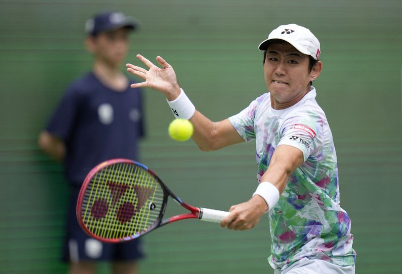 &copy; Reuters. 　男子テニスのマスターズ上海大会は６日、上海でシングルス２回戦を行い、西岡良仁（写真）は第８シードのカスパー・ルードにストレート負けを喫した（２０２３年　ロイター）