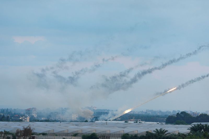 &copy; Reuters. Rockets are fired by Palestinian militants into Israel, in Gaza City October 7, 2023. REUTERS/Ibraheem Abu Mustafa