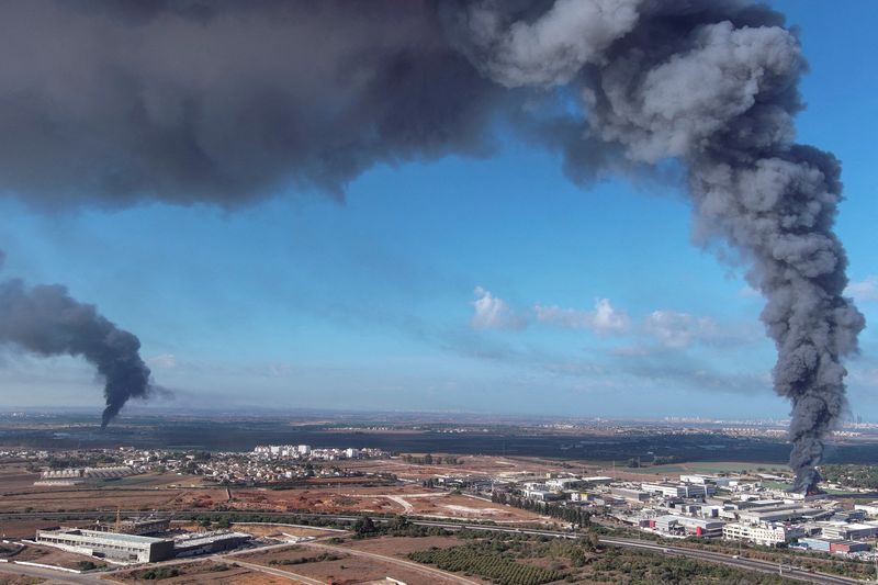 &copy; Reuters. دخان يتصاعد من ريهوفوت لدى إطلاق صواريخ من قطاع غزة على إسرائيل يوم السبت. تصوير: إيلان روزينبرج - رويترز