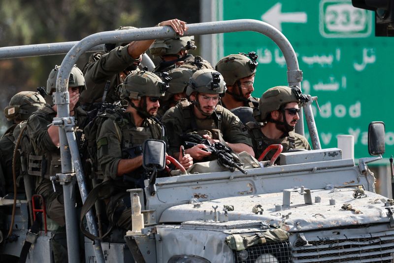 &copy; Reuters. L'armée israélienne roule sur une route dans le sud d'Israël, alors que des roquettes sont lancées depuis la bande de Gaza, à l'extérieur de Sderot. /Photo prise le 7 octobre 2023/REUTERS/Ammar Awad