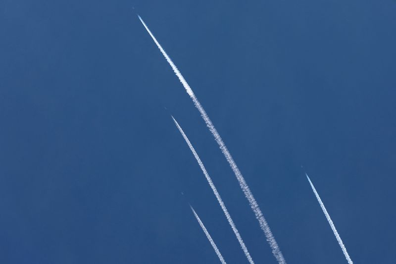 &copy; Reuters. صواريخ تُطلق من غزة باتجاه إسرائيل يوم السبت. تصوير: محمد سالم - رويترز