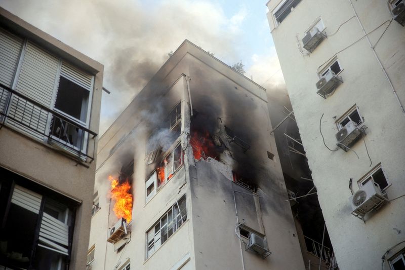 © Reuters. مبنى يحترق في تل أبيب يوم في أعقاب هجمات صاروخية من قطاع غزة يوم السبت. تصوير: إيتاي رون - رويترز