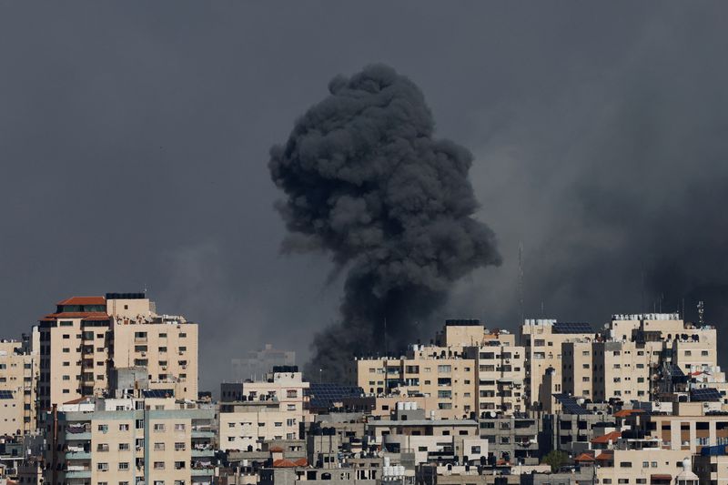 &copy; Reuters. دخان يتصاعد بعد غارات إسرائيلية على غزة يوم السبت. تصوير: محمد سالم - رويترز.