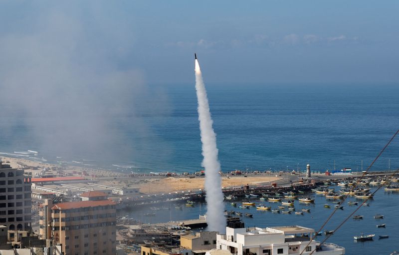 &copy; Reuters. مسلحون فلسطينيون يطلقون صواريخ على إسرائيل في مدينة غزة يوم السبت. تصوير: محمد سالم - رويترز.
