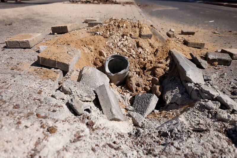 &copy; Reuters. منظر عام لبقايا صاروخ أطلق من غزة ملقاة على الأرض في عسقلان بإسرائيل يوم السبت. تصوير: عامير كوهين - رويترز.