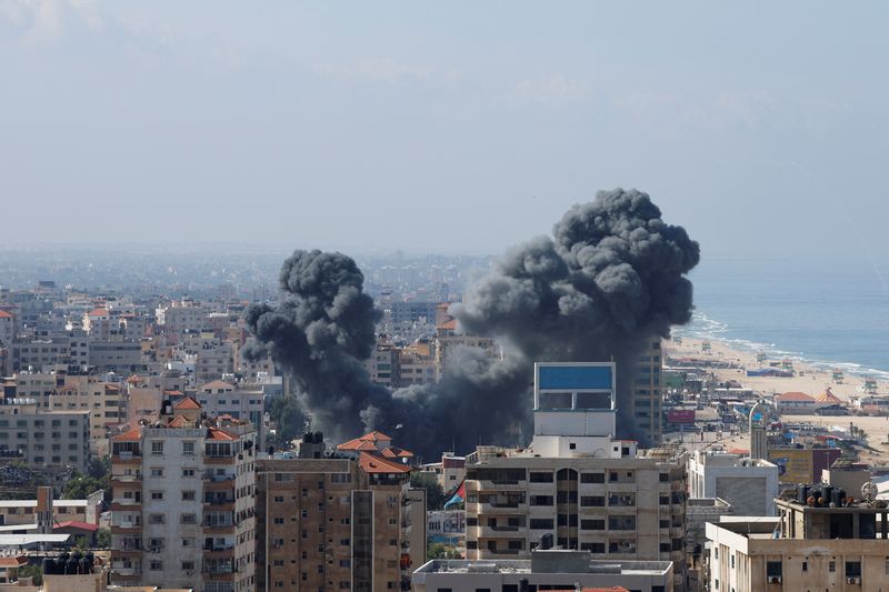 &copy; Reuters. دخان يتصاعد بعد الغارات الإسرائيلية على غزة يوم السبت. تصوير: محمد سالم - رويترز.