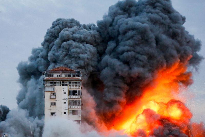 &copy; Reuters. Smoke and flames billow after Israeli forces struck a high-rise tower in Gaza City, October 7, 2023. REUTERS/Ashraf Amra