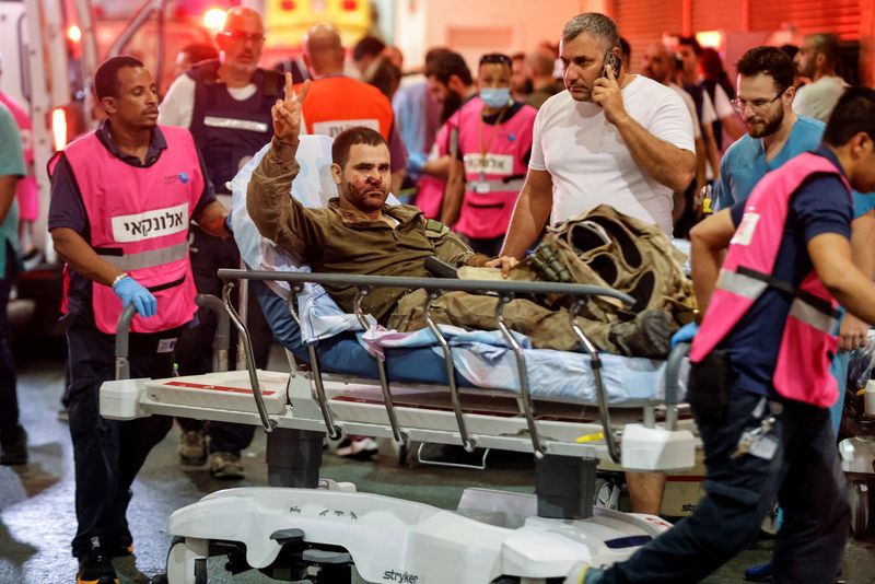 &copy; Reuters. Un officier israélien blessé arrive à un hôpital, suite à une infiltration massive d'hommes armés du Hamas depuis la bande de Gaza, à Ashkelon, dans le sud d'Israël. /Photo prise le 7 octobre 2023/REUTERS/Amir Cohen