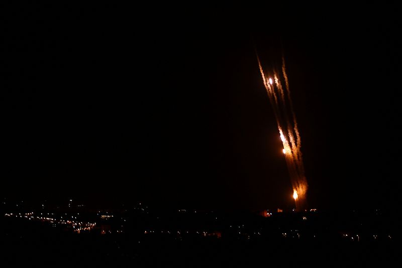 © Reuters. إطلاق صواريخ من غزة باتجاه إسرائيل يوم السبت. تصوير: إبراهيم أبو مصطفى - رويترز.
