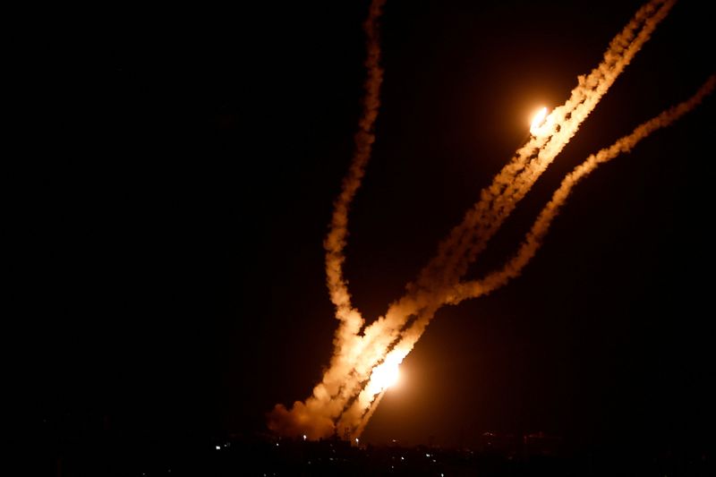 &copy; Reuters. إطلاق صواريخ من غزة باتجاه إسرائيل يوم السبت. تصوير: إبراهيم أبو مصطفى - رويترز.