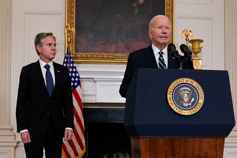 &copy; Reuters. الرئيس الأمريكي جو باين بجانبه رئيس الخارجية الأمريكي أنتوني بلينكين خلال مؤتمر صحفي بالبيت الأبيض يوم السبت. تصوير: إليزابيث فرانتز - رويت