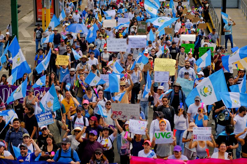 © Reuters. People march to demand the resignation of powerful senior prosecutors accused of working to undermine President-elect Bernardo Arevalo's ability to take office, in Guatemala City, Guatemala October 7, 2023. REUTERS/Josue Decavele