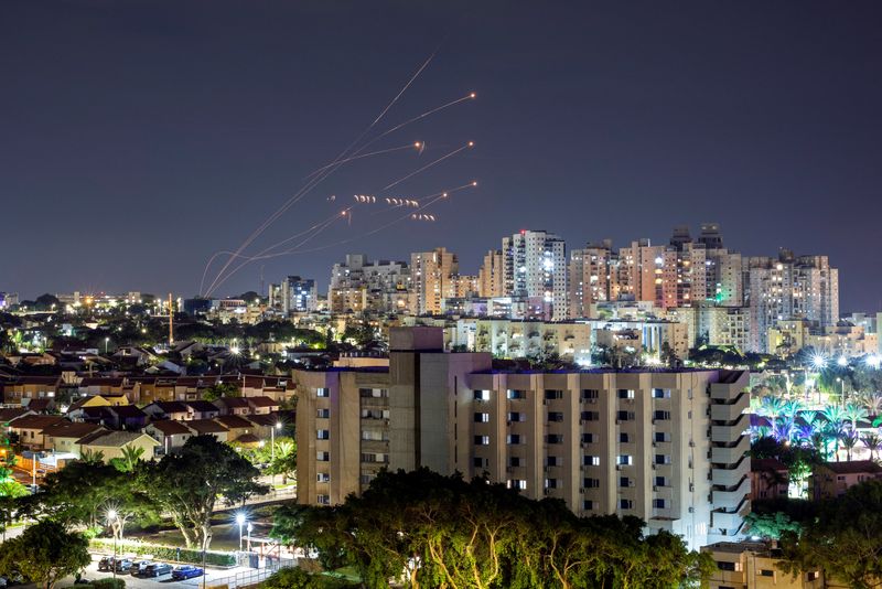 &copy; Reuters. نظام القبة الحديدية الإسرائيلي المضاد للصواريخ يتصدى لصواريخ أُطلقت من قطاع غزة على مدينة عسقلان بإسرائيل يوم السبت. تصوير: عامير كوهين - رو