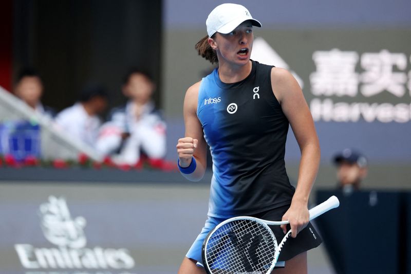 &copy; Reuters. テニスの中国オープンは７日、北京で女子シングルス準決勝を行い、世界ランク２位のイガ・シフィオンテク（ポーランド）が決勝に進んだ（２０２３年　ロイター）