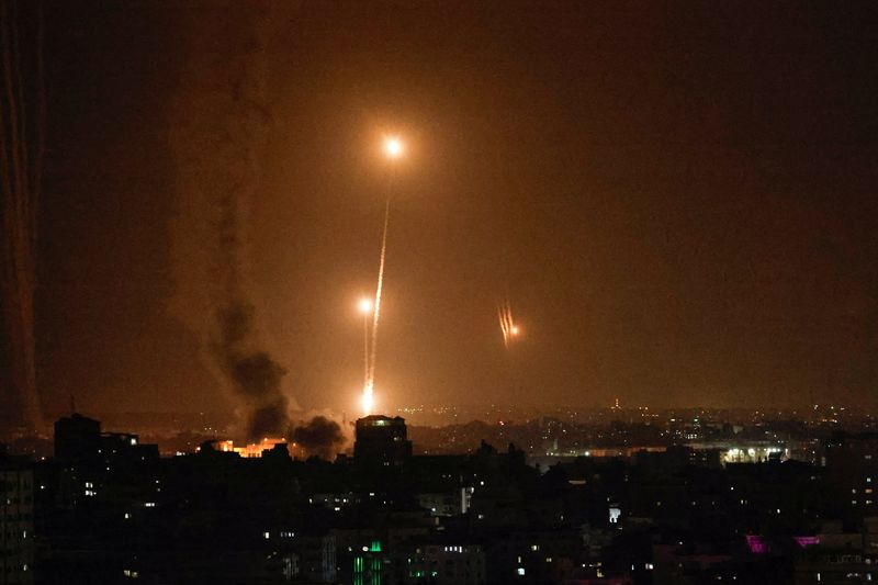 &copy; Reuters. Rockets are fired from Gaza toward Israel, in Gaza, October 7, 2023. REUTERS/Mohammed Salem
