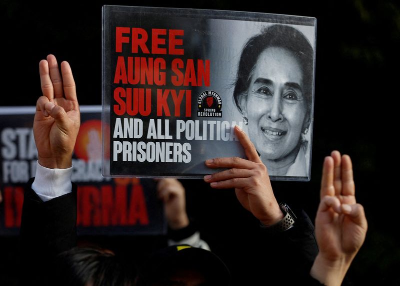 &copy; Reuters. FILE PHOTO: Myanmar protesters residing in Japan show off the portrait of Aung San Suu Kyi and raise three-finger salutes, during a rally to mark the second anniversary of Myanmar's 2021 military coup, outside the Embassy of Myanmar in Tokyo, Japan Februa