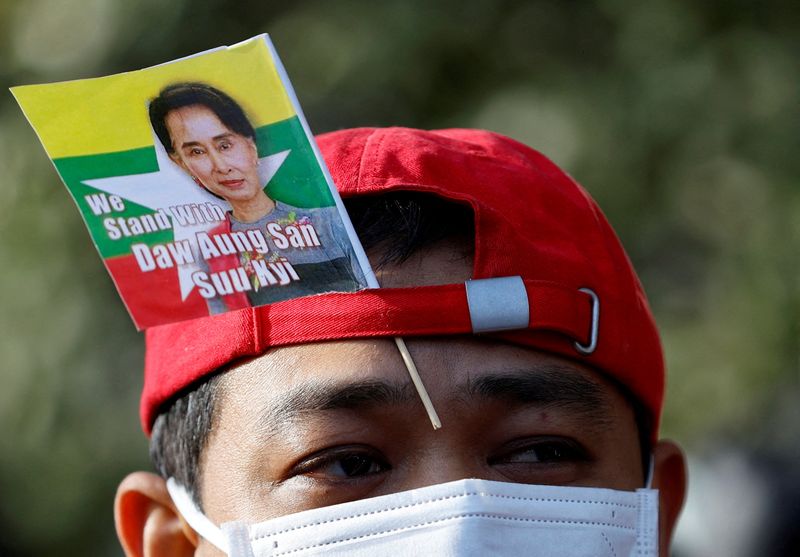 &copy; Reuters. متظاهر مينانماري يستخدم علما عليه صورة لزعيمة ميانمار المعزولة أونج سان سو تشي خلال حشد خارج سفارة ميانمار في اليابان يوم الأول من فبراير ش