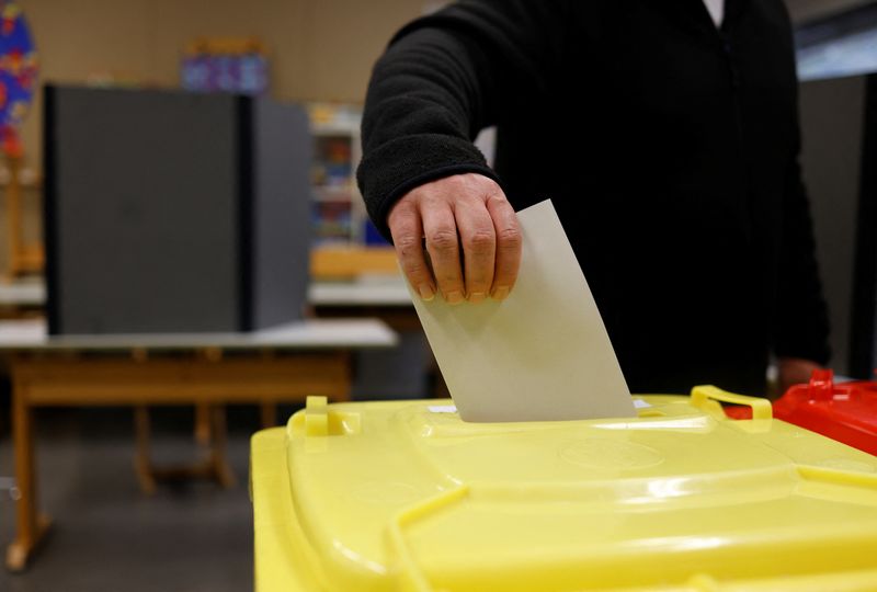 © Reuters. A voter casts their ballot during the Bavarian state election, in Nuremberg, Bavaria, Germany, October 8, 2023. REUTERS/Michaela Rehle