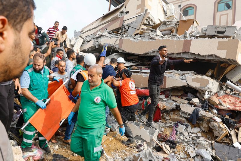 &copy; Reuters. فلسطينيون يبحثون وسط حطام منزل متضرر في قصف إسرائيلي في مدينة خان يونس جنوب قطاع غزة يوم الأحد. تصوير: إبراهيم أبو مصطفى - رويترز.
