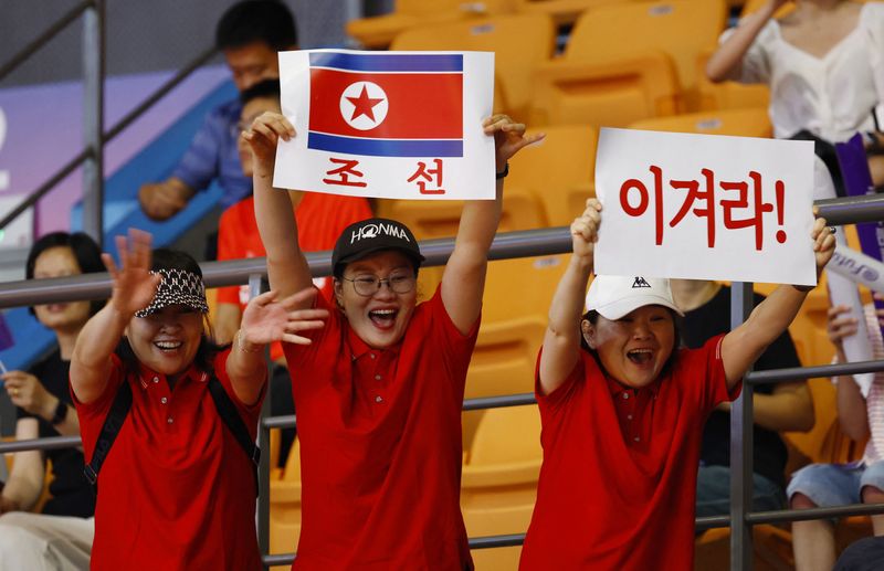 &copy; Reuters. أشخاص يرفعون علم كوريا الشمالية في إحدى الصالات الرياضية خلال دورة الألعاب الأسيوية في هانغتشو  بالصين يوم 24 سبتمبر أيلول 2023. تصوير: كيم كيو