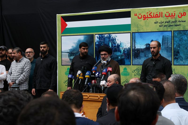 &copy; Reuters. القيادي الكبير في حزب الله اللبناني هاشم صفي الدين يتحدث إلى مؤيدين احتشدوا لدعم الفلسطينيين في ضواحي الجنوبية ببيروت يوم الأحد. تصوير: إمي