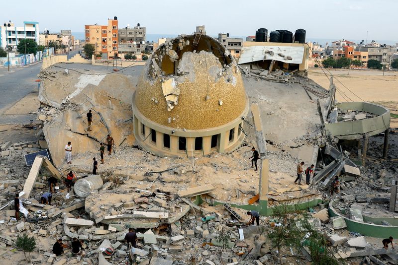 &copy; Reuters. Palestinos inspeccionan una mezquita destruida por los ataques israelíes en Jan Yunis, en el sur de la Franja de Gaza.

Oct 8, 2023. REUTERS/Ibraheem Abu Mustafa