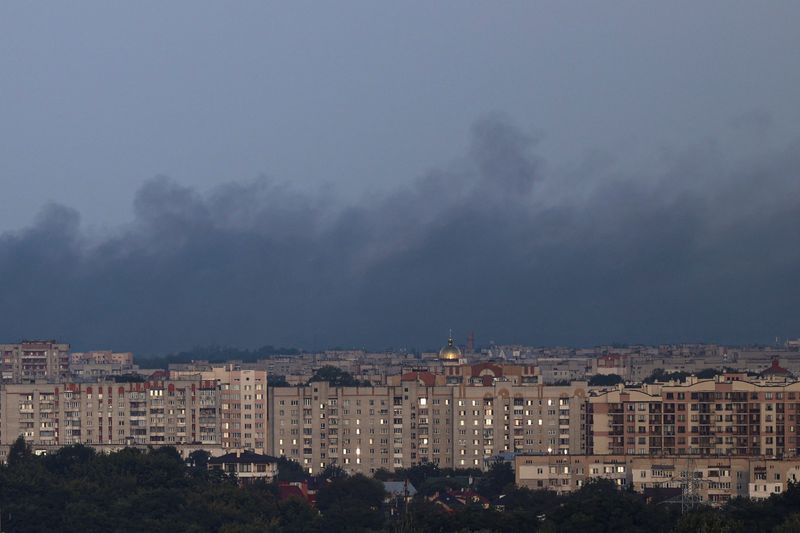 &copy; Reuters. FILE PHOTO: Smoke rises over apartment buildings after a Russian drone strike, amid Russia's attack on Ukraine, in Lviv, Ukraine September 19, 2023. REUTERS/Stringer/File Photo