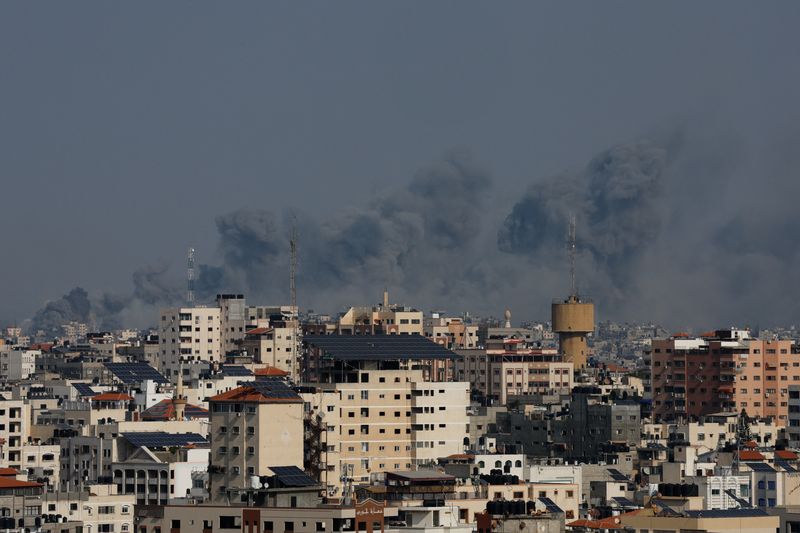 © Reuters. دخان يتصاعد جراء قصف إسرائيلي على قطاع غزة يوم الأحد. تصوير: محمد سالم - رويترز.