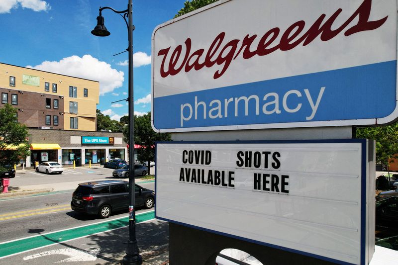 © Reuters. FILE PHOTO: A sign advertises COVID-19 (coronavirus) vaccine shots at a Walgreens Pharmacy in Somerville, Massachusetts, U.S., August 14, 2023. REUTERS/Brian Snyder
