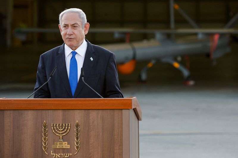 © Reuters. رئيس الوزراء الإسرائيلي بنيامين نتنياهو يلقي كلمة في قاعدة جوية بالقرب من مدينة ريشون لتسيون بإسرائيل يوم الخامس من أكتوبر تشرين الأول 2023. تصوير: عامير كوهين - رويترز.
