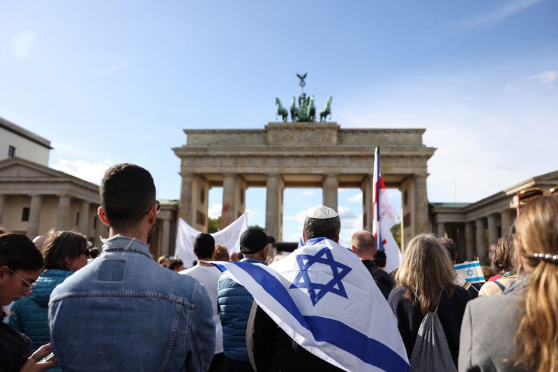 &copy; Reuters. مؤيدون لإسرائيل يحتجون في أعقاب أكبر هجوم لحماس على إسرائيل في برلين بألمانيا يوم الأحد. تصوير: رويترز.