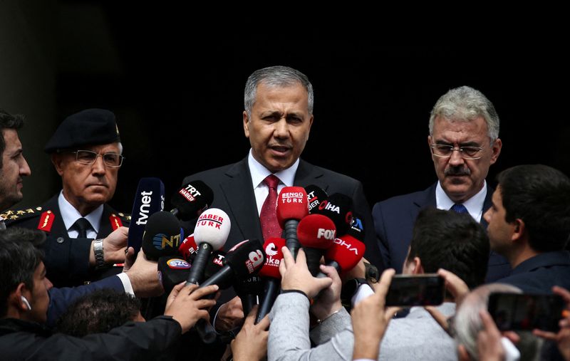 &copy; Reuters. وزير الداخلية التركي على يرلي قايا يتحدث أمام الوزارة عقب هجوم بالقنابل في أنقرة يوم الأول من أكتوبر تشرين الأول 2023. تصوير: تشالا جوردوغان - 