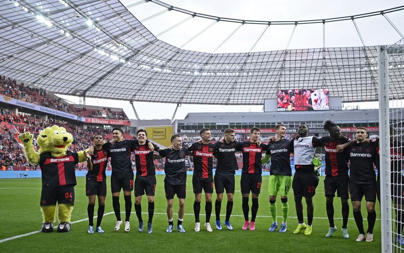 &copy; Reuters. لاعبو من فريق باير ليفركوزن يحتفلون بالفوز علي كولن أمام الجماهير بدوري الدرجة الأولى الألماني لكرة القدم يوم الأحد. تصوير: رويترز.
