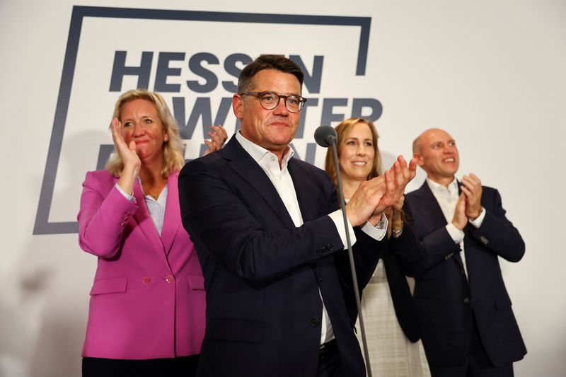 © Reuters. Hesse State Premier Boris Rhein of the conservative Christian Democratic Union (CDU) party gestures after the first exit polls for the Hesse state elections were published, in Wiesbaden, Germany, October 8, 2023. REUTERS/Kai Pfaffenbach