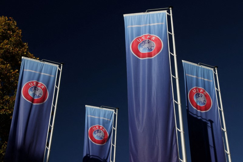 &copy; Reuters. أعلام تحمل شعار الاتحاد الأوروبي لكرة القدم (اليويفا) خارج مقره في نيون بسويسرا في صورة من أرشيف رويترز. 