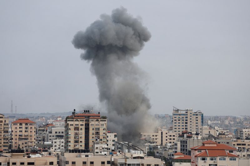 © Reuters. دخان يتصاعد عقب غارات إسرائيلية على غزة يوم الأحد. تصوير: محمد سالم - رويترز.
